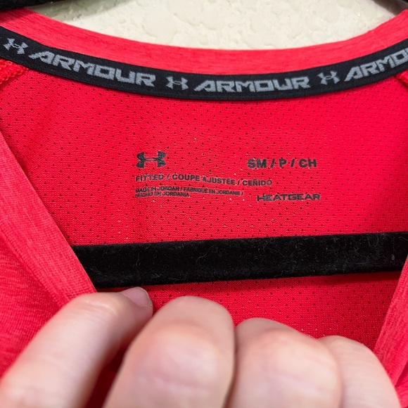 Red under Armour men’s small heatgear tee with mesh detail - Picture 4 of 5